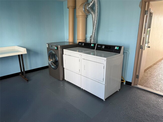 Building Photo - 3040 NE 16th Ave