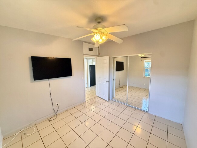 Building Photo - Sensational 2 bed 1 bath in the heart of Wilton Manors! 2 parking spots with laundry!