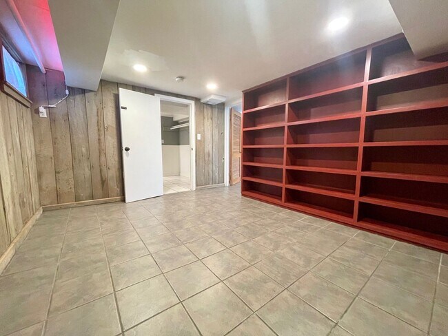 Building Photo - Very Unique 5 Bedroom Home on Large Lot