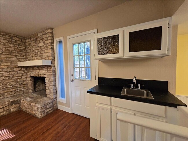 Building Photo - 604 Quail Creek Dr