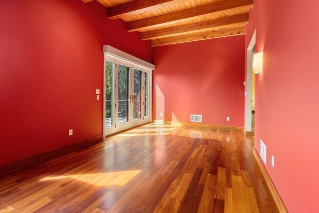 Building Photo - 225 Kenrick St