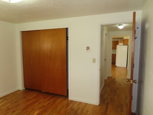 Building Photo - 3 Bed/ 1.5 Bath 60's Vintage Charmer in th...