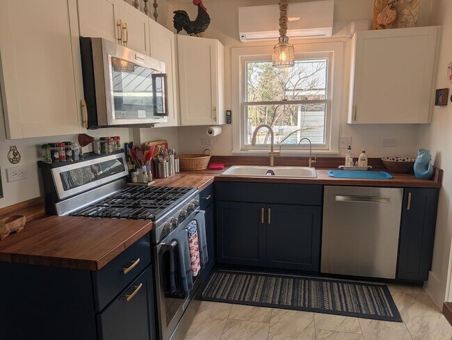 Building Photo - 1415 S Shore Dr