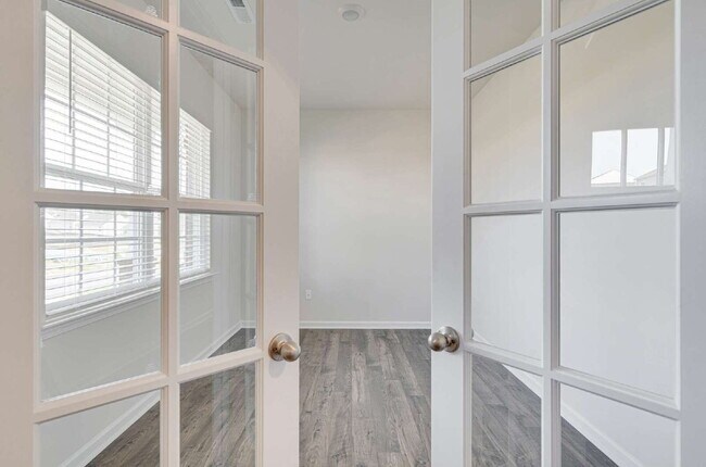 Building Photo - Spacious 4-Bed Gem with 2.5 Baths in Fuqua...