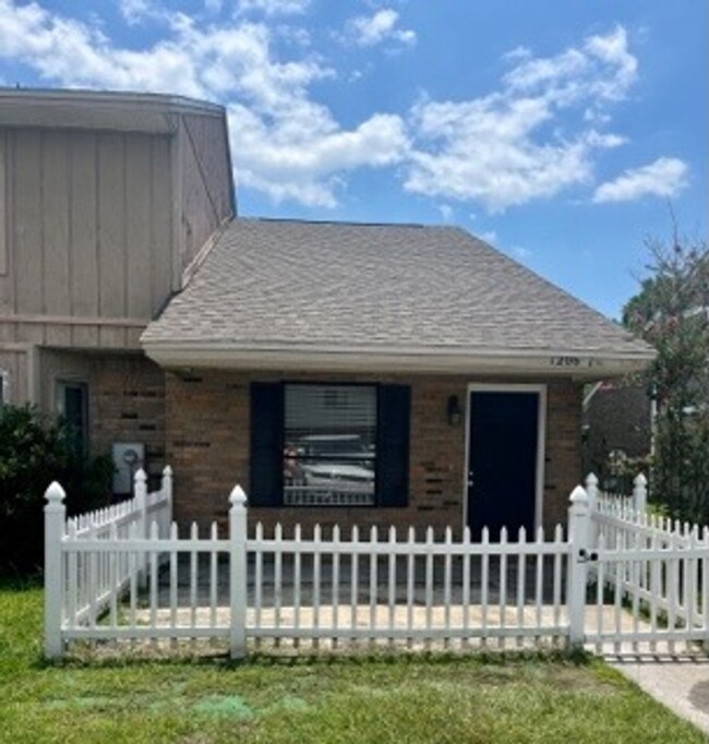 Primary Photo - 2 Bed 2 Bath Townhome