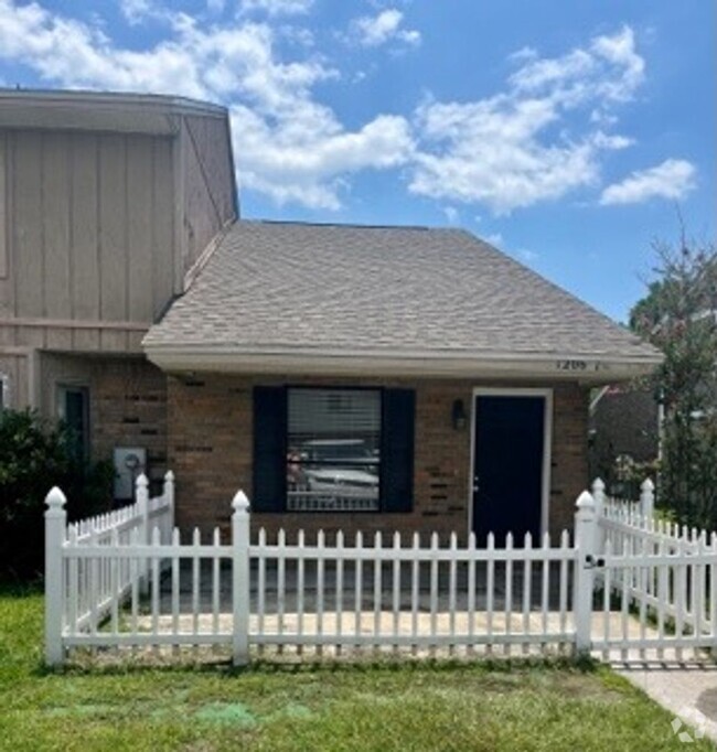 Building Photo - 2 Bed 2 Bath Townhome