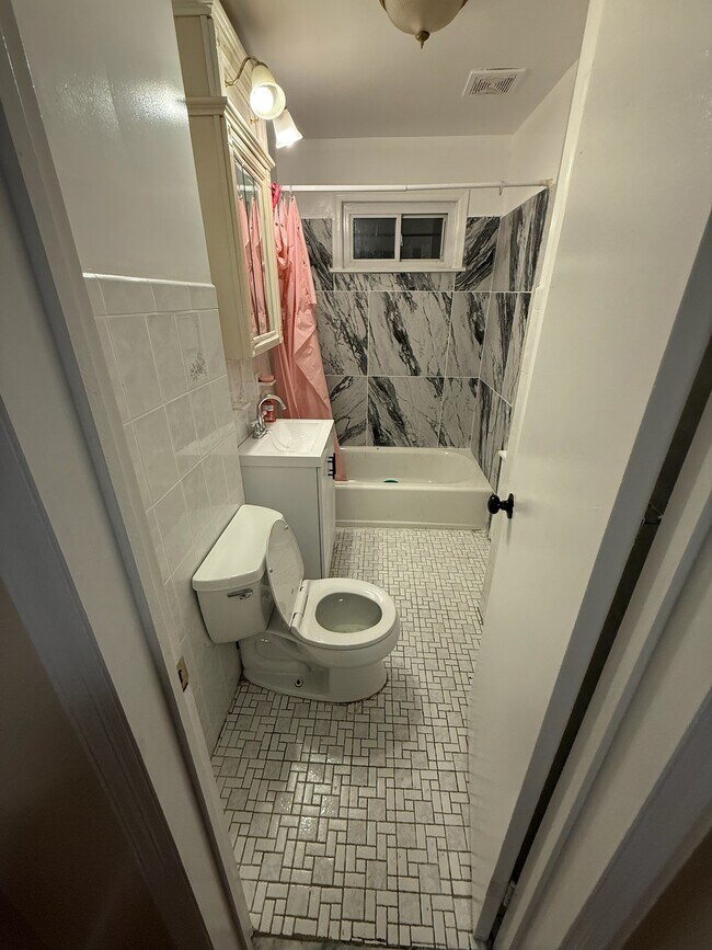 Building Photo - 92-14-14 Silver Rd