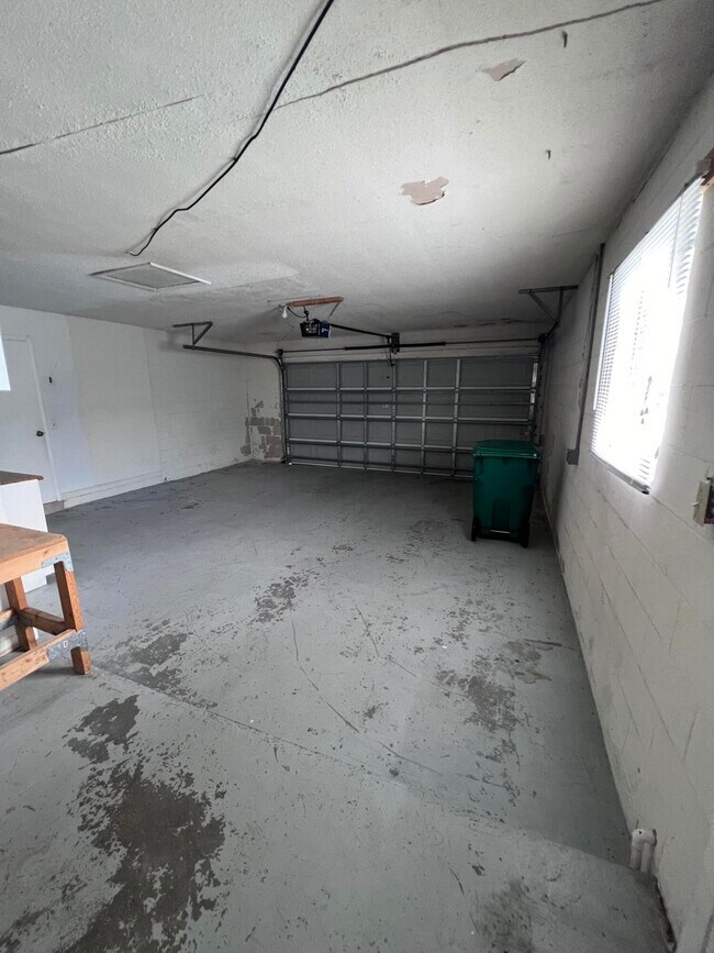 Building Photo - 350 Orion Ct