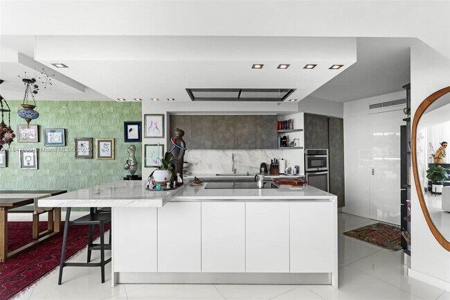 Building Photo - 2127 Brickell Ave