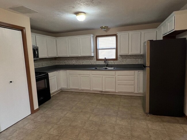 Building Photo - 1439 N Texas Ave