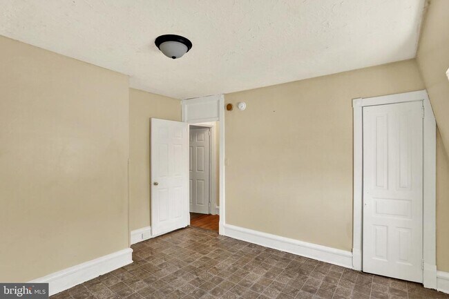 Building Photo - 234 W Douglass St