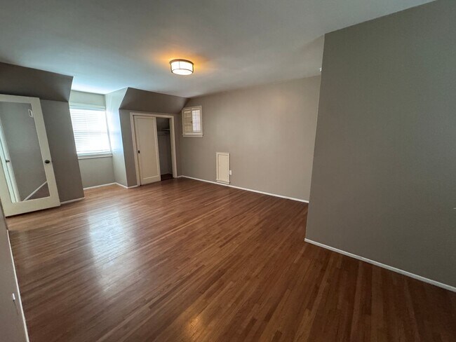 Building Photo - Beautiful 2 story 3 bedroom 2 bathroom home