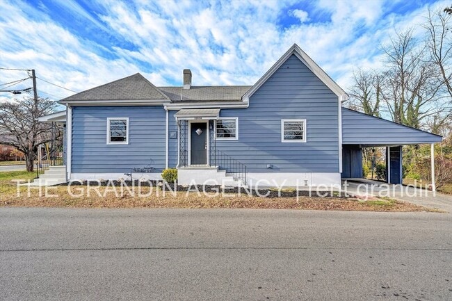 Building Photo - 3203 Roundhill Ave NW