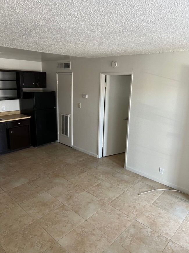 Building Photo - 1 Bedroom 1 Bath In Central Las Vegas