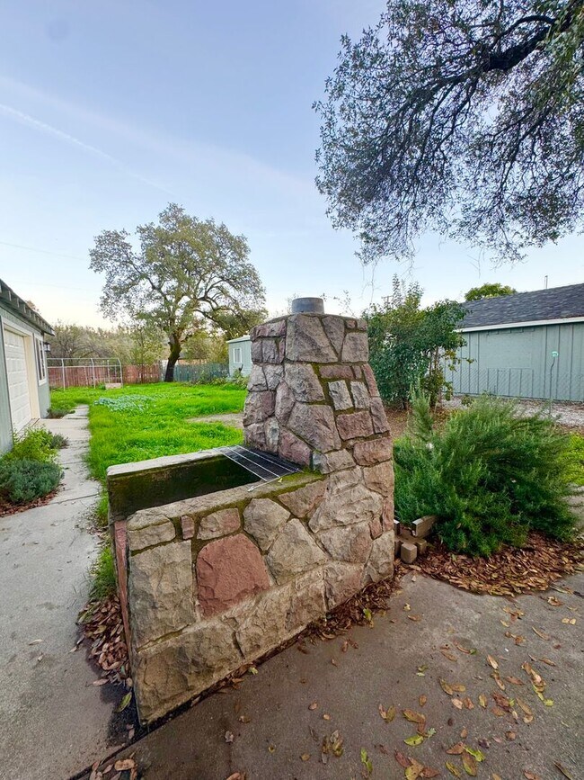 Building Photo - Spacious Country Home w/ HUGE SHOP!