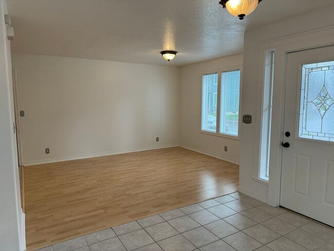 Building Photo - 3657 Rivercrest Dr