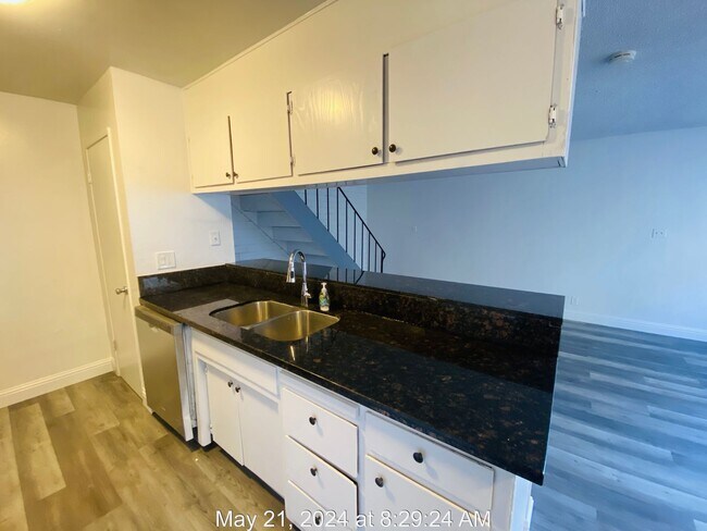 Building Photo - Cozy 2 Bedroom Townhome
