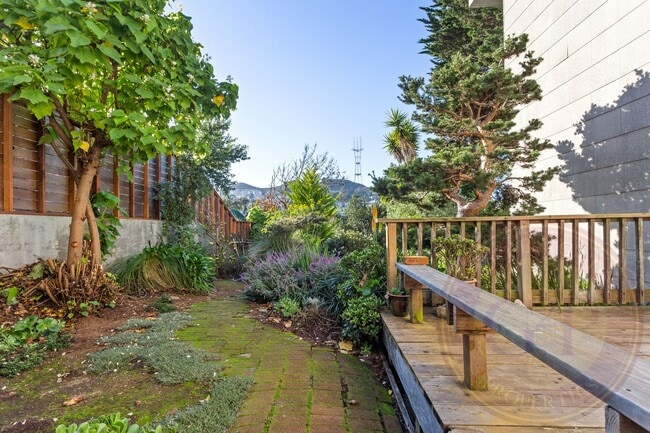 Building Photo - Collingwood Street - 450-452