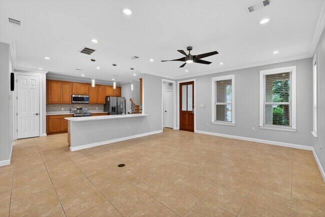 Building Photo - 2019 Pine Island Cir
