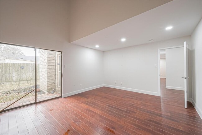 Building Photo - 12127 Carriage Hill Dr