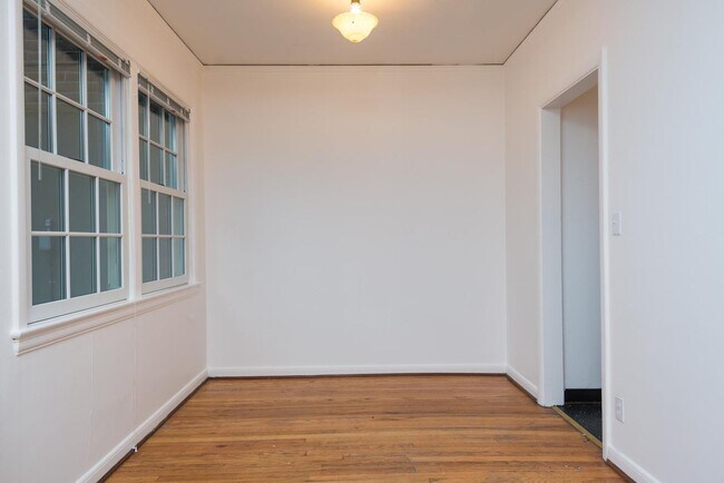 Building Photo - 2 Bedroom Townhouse