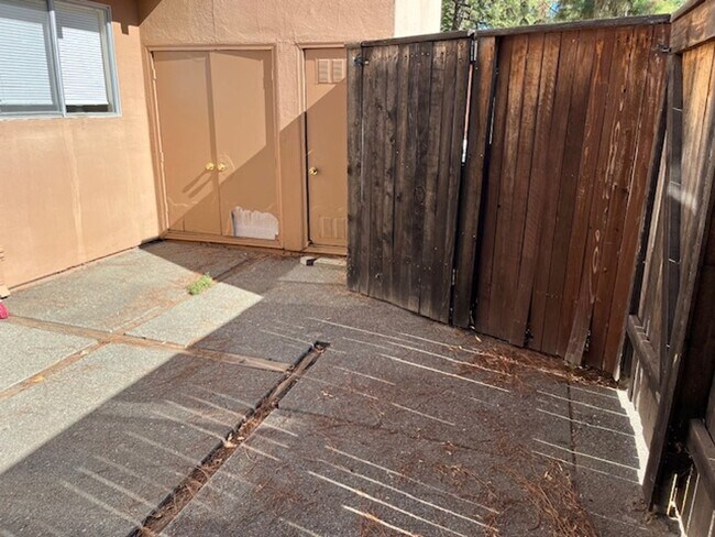 Building Photo - 3 bedroom 1.5 bathroom condo in Davis