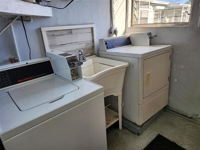 Building Photo - 2213 Lincoln St