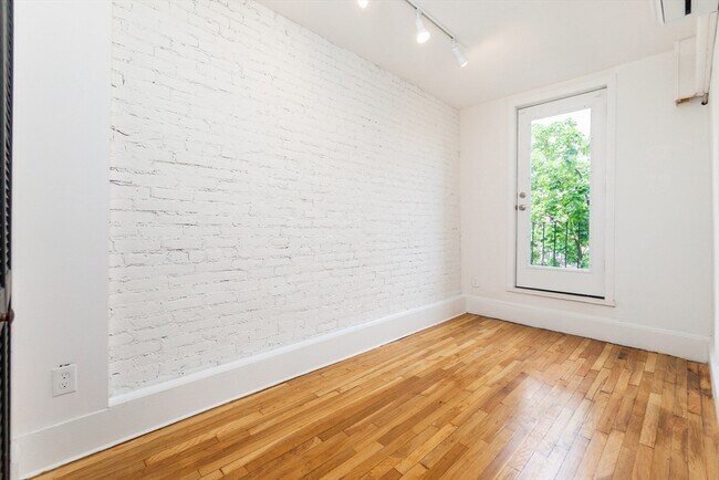 Building Photo - 209 W Newton St