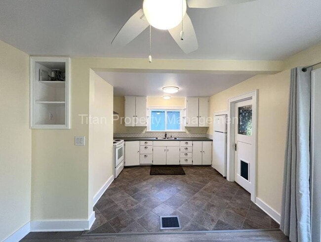 Building Photo - Charming 2-Bedroom Retreat in Portland – Cozy Living in 780 Sq Ft!