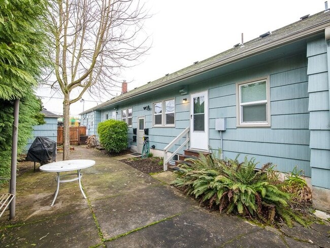 Building Photo - 927 NE Alberta St