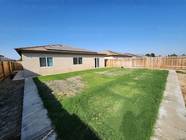 Building Photo - Modern 3 bedroom and 2 bathroom home with ...