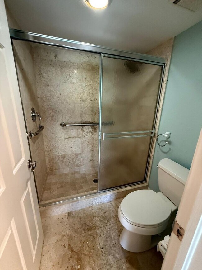 Building Photo - Stunning Sandpiper Bay 2 bed/2 bath end unit condo