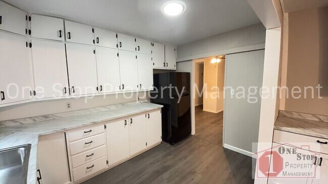 Building Photo - Charming 3-bedroom, 1.5-bathroom in Kansas City!