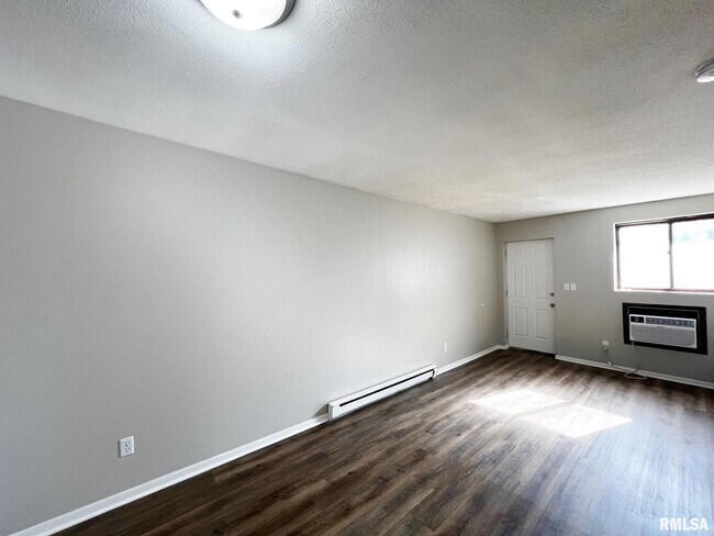 Building Photo - 15804 3rd St