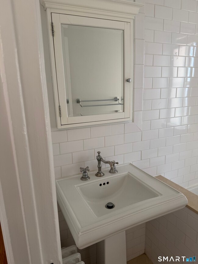 Building Photo - 25 W Elm St