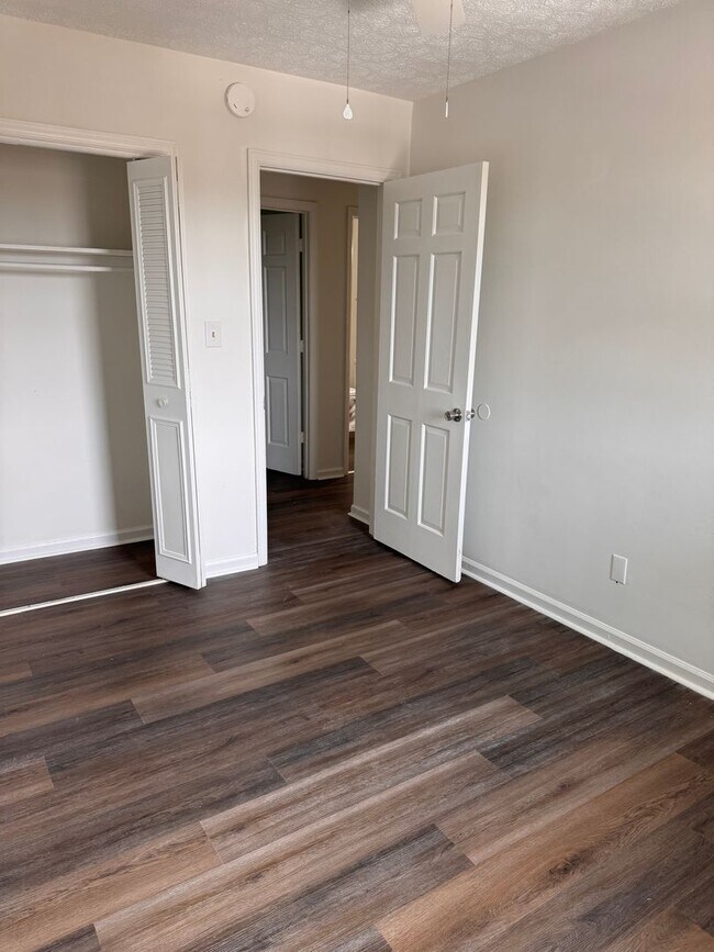 Building Photo - 3 Bedroom || 1.5 Bathroom Townhome