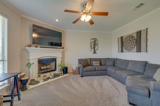 Building Photo - Welcome Home! Gorgeous 3 Bedroom Home Ready For Move In