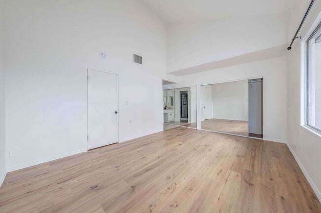 Building Photo - SPACIOUS 2 Bed Condo in Garden Grove