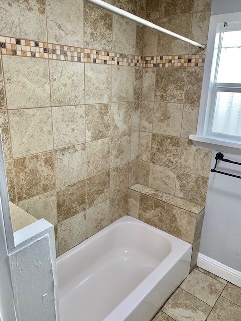 Building Photo - 1 bed 1 bath Duplex unit in Richmond -- AVAILABLE NOW !!