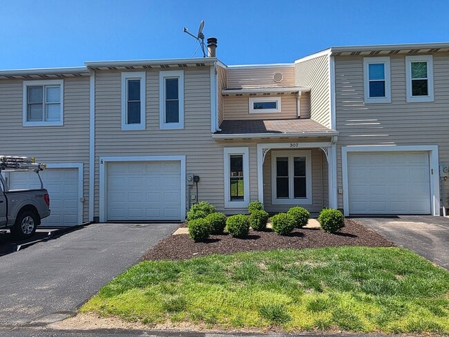 Building Photo - Spacious Town Home in Brighton Heights!