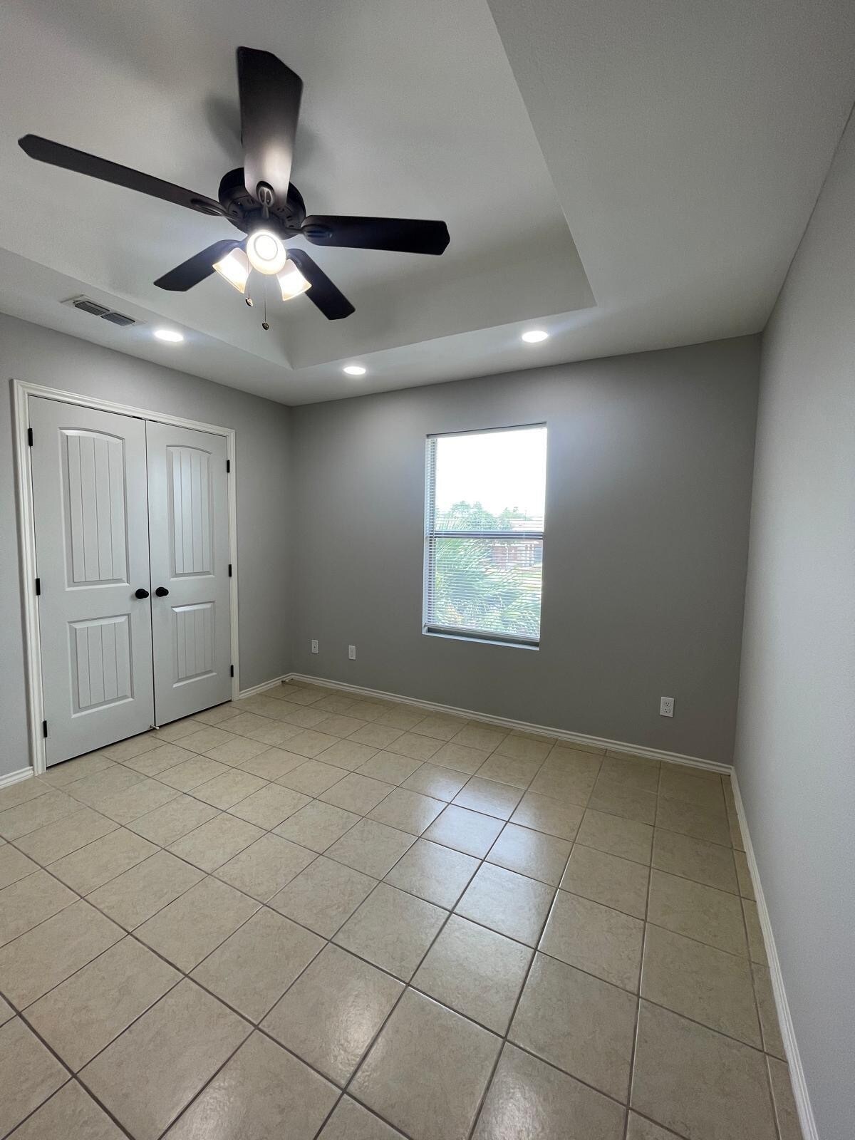 Building Photo - 406 E 3rd St