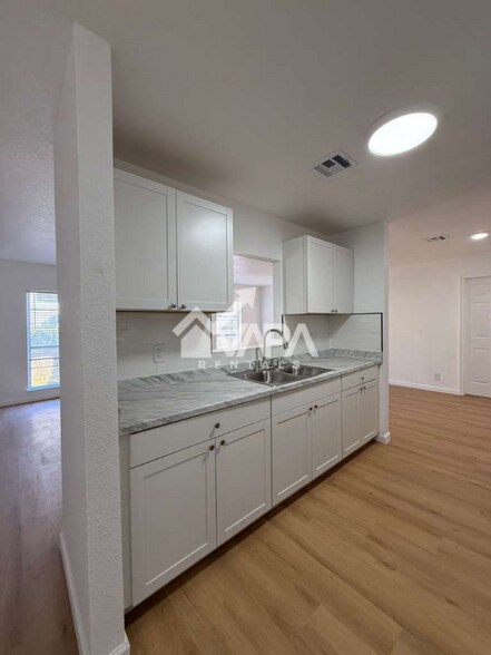 Building Photo - 1074 Honey Tree St