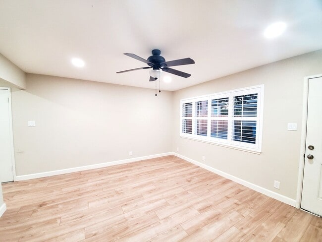 Building Photo - 2 bedroom home with garage, solar power, A...