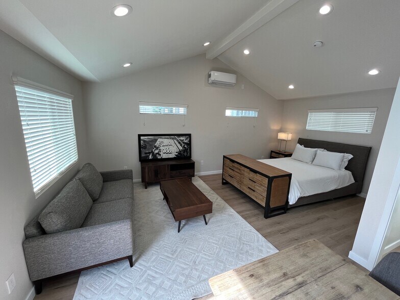 Building Photo - 630 E San Antonio Dr