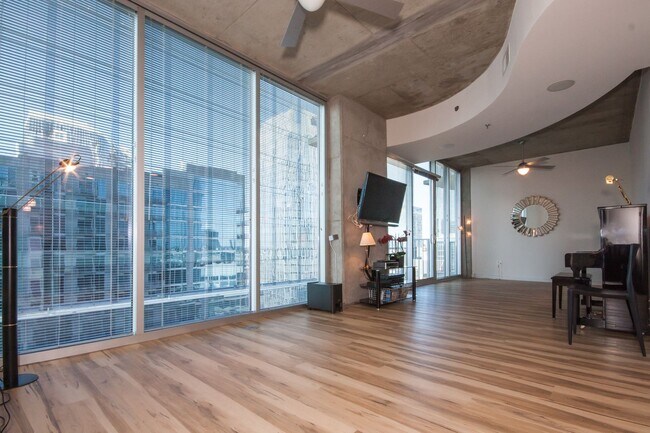 Building Photo - For Rent: Stunning 17th Floor Views of Dow...
