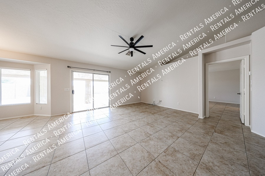 Building Photo - 4819 E Whitehall Dr