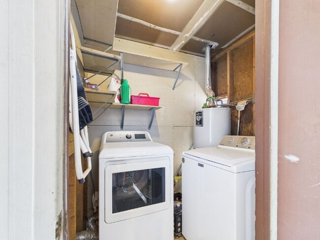 Building Photo - Fully furnished with a pool - MOVE IN SPECIAL $500 OFF