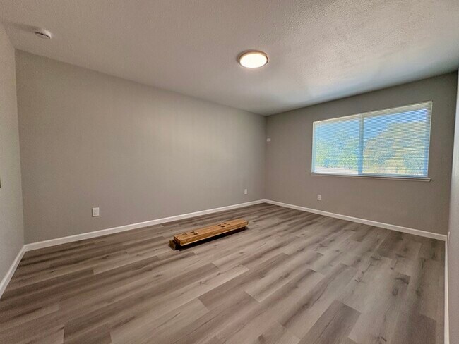 Building Photo - Beautifully updated Auburn apartment!