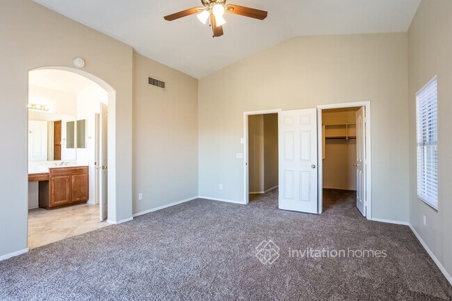 Building Photo - 2153 S Raven Cir