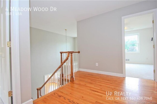 Building Photo - 4 Meadow Wood Dr